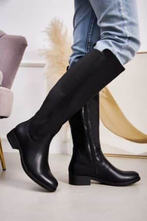 Les bottes Luna se caractérisent par un cuir synthétique lisse et un talon carré offrant stabilité et élégance. Le zip latéral facilite l'enfilage, tandis que le design épuré les rend polyvalentes, adaptées tant pour un look casual que plus habillé.