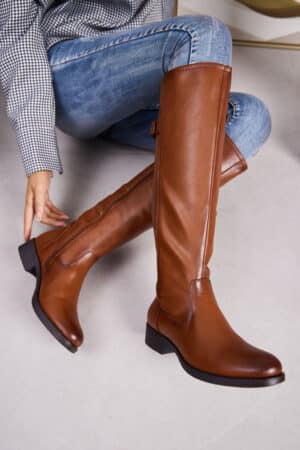 Bottes cavalières femme en camel avec une tige haute lisse, fermeture éclair latérale et bout arrondi | Lila & Zoé.