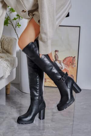 Bottes cavalières femme en noir avec une fermeture éclair latérale, bride à boucle décorative et talon bloc | Lila & Zoé.