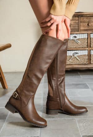 Bottes tendance camel avec talon carré, silhouette élégante et détails minimalistes pour un look quotidien raffiné | Lila & Zoé.