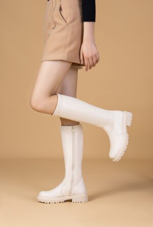 Bottes tendance écrues en suédine avec talon épais et fermeture éclair | Lila & Zoé