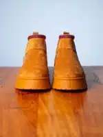 Boots femme camel en suédine avec semelle plateforme crantée et détail brodé coloré sur la cheville | Lila & Zoé