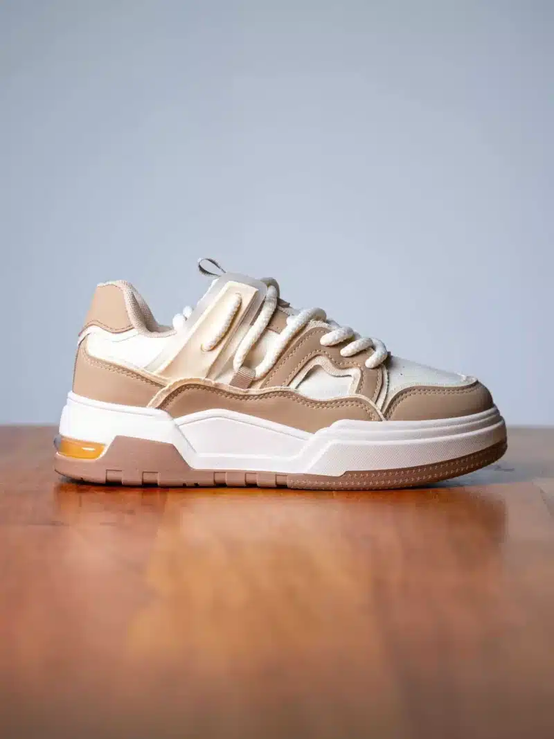 Baskets pour femme tendance en taupe avec détails métalliques dorés et semelle épaisse | Lila & Zoé