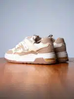 Baskets pour femme tendance en taupe avec détails métalliques dorés et semelle épaisse | Lila & Zoé
