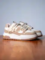 Baskets pour femme tendance en taupe avec détails métalliques dorés et semelle épaisse | Lila & Zoé