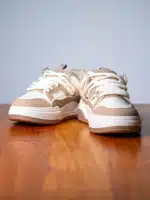 Baskets pour femme tendance en taupe avec détails métalliques dorés et semelle épaisse | Lila & Zoé