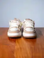 Baskets pour femme tendance en taupe avec détails métalliques dorés et semelle épaisse | Lila & Zoé