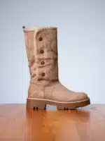 Bottes femme taupe en suédine avec boutons décoratifs, intérieur fourré et semelle crantée pour un look cosy et tendance | Lila & Zoé