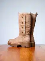 Bottes femme taupe en suédine avec boutons décoratifs, intérieur fourré et semelle crantée pour un look cosy et tendance | Lila & Zoé