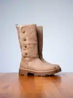 Bottes femme taupe en suédine avec boutons décoratifs, intérieur fourré et semelle crantée pour un look cosy et tendance | Lila & Zoé