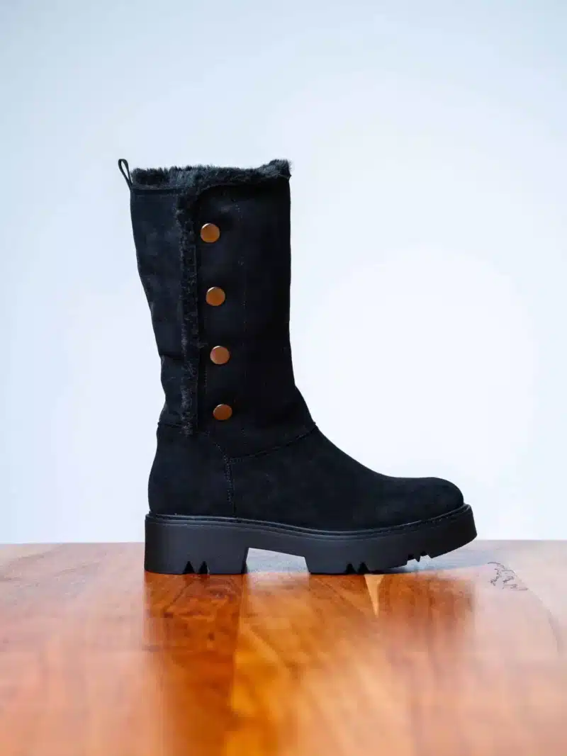 Bottes femme noires en suédine avec boutons décoratifs, intérieur fourré et semelle crantée pour l’hiver | Lila & Zoé