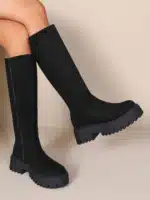 Bottes femme noires en suédine avec tige haute, semelle crantée épaisse et design moderne pour un look affirmé | Lila & Zoé