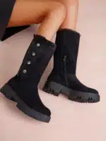 Bottes femme noires en suédine avec boutons décoratifs, intérieur fourré et semelle crantée pour l’hiver | Lila & Zoé