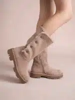 Bottes femme taupe en suédine avec boutons décoratifs, intérieur fourré et semelle crantée pour un look cosy et tendance | Lila & Zoé