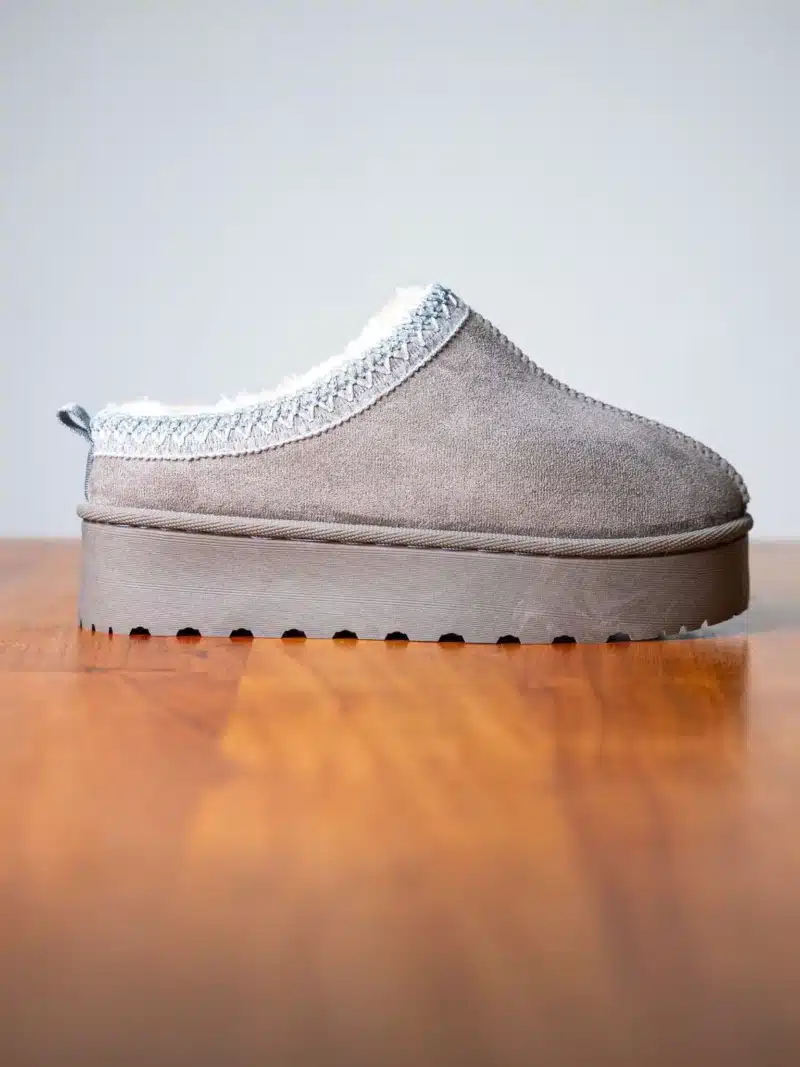 Chaussons femme gris en suédine avec doublure intérieure en fausse fourrure et semelle antidérapante, et liseré bleuté | Lila & Zoé