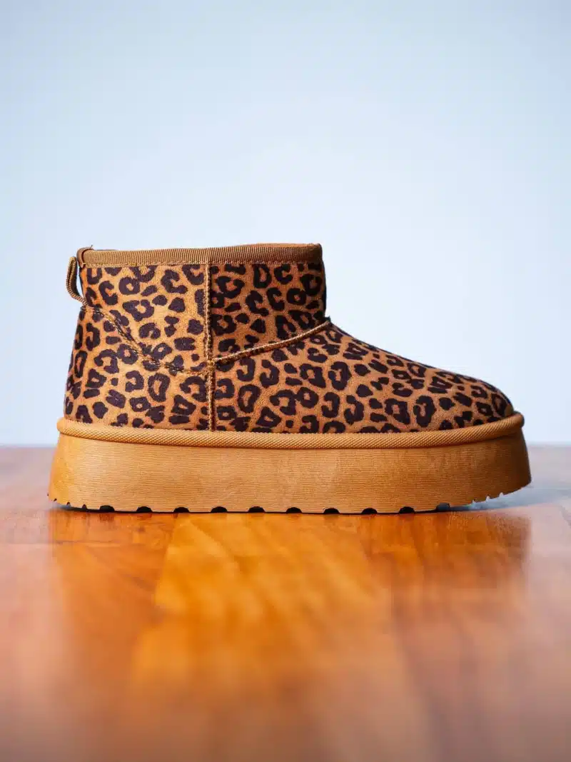 Mules femme en suédine imprimé léopard avec semelle crantée et doublure intérieure chaude pour un confort optimal | Lila & Zoé