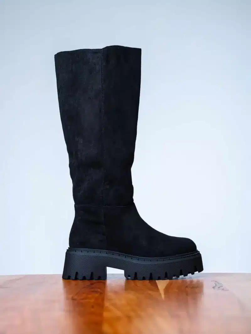 Bottes femme noires en suédine avec tige haute, semelle crantée épaisse et design moderne pour un look affirmé | Lila & Zoé