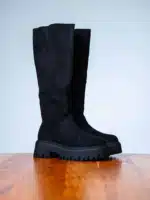 Bottes femme noires en suédine avec tige haute, semelle crantée épaisse et design moderne pour un look affirmé | Lila & Zoé