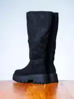 Bottes femme noires en suédine avec tige haute, semelle crantée épaisse et design moderne pour un look affirmé | Lila & Zoé