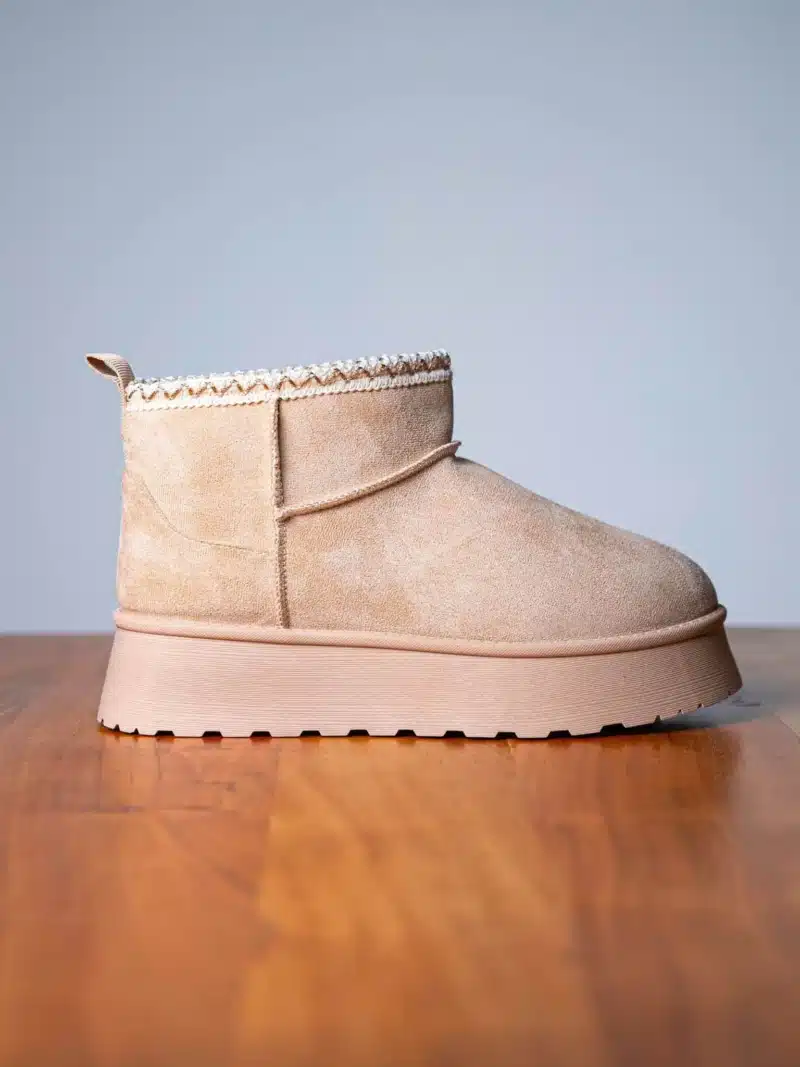 Boots femme beige en suédine avec semelle plateforme crantée et détail brodé sur la cheville | Lila & Zoé