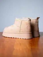 Boots femme beige en suédine avec semelle plateforme crantée et détail brodé sur la cheville | Lila & Zoé