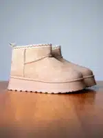 Boots femme beige en suédine avec semelle plateforme crantée et détail brodé sur la cheville | Lila & Zoé