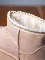 Boots femme beige en suédine avec semelle plateforme crantée et détail brodé sur la cheville | Lila & Zoé