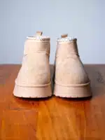 Boots femme beige en suédine avec semelle plateforme crantée et détail brodé sur la cheville | Lila & Zoé