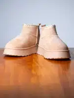 Boots femme beige en suédine avec semelle plateforme crantée et détail brodé sur la cheville | Lila & Zoé