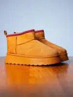 Boots femme camel en suédine avec semelle plateforme crantée et détail brodé coloré sur la cheville | Lila & Zoé