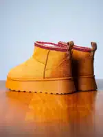 Boots femme camel en suédine avec semelle plateforme crantée et détail brodé coloré sur la cheville | Lila & Zoé