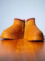 Boots femme camel en suédine avec semelle plateforme crantée et détail brodé coloré sur la cheville | Lila & Zoé