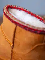 Boots femme camel en suédine avec semelle plateforme crantée et détail brodé coloré sur la cheville | Lila & Zoé