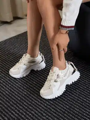 Baskets femme beige et doré à lacets avec semelle épaisse de 3 cm et détails métallisés pour un look chic et moderne | Lila & Zoé