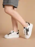 Baskets blanches femme en simili cuir avec étoile pailletée noire et semelle épaisse | Lila & Zoé