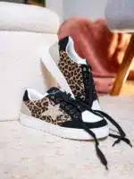 Baskets basses noires femme avec imprimé léopard, étoile pailletée et semelle blanche | Lila & Zoé