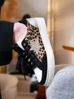 Baskets basses noires femme avec imprimé léopard, étoile pailletée et semelle blanche | Lila & Zoé