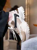 Basket femme beige et noire à lacets avec semelle épaisse de 3 cm, détails dorés et finitions élégantes | Lila & Zoé