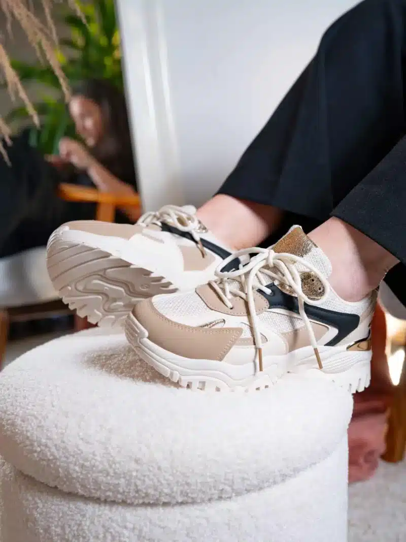 Basket femme beige et noire à lacets avec semelle épaisse de 3 cm, détails dorés et finitions élégantes | Lila & Zoé