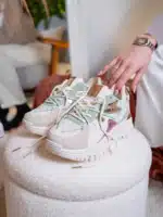 Baskets femme vert pastel à lacets avec semelle épaisse de 3 cm et détails métallisés dorés et violets pour un look audacieux et moderne | Lila & Zoé