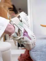 Baskets femme vert pastel à lacets avec semelle épaisse de 3 cm et détails métallisés dorés et violets pour un look audacieux et moderne | Lila & Zoé