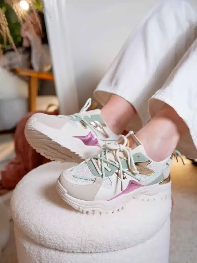 Baskets femme vert pastel à lacets avec semelle épaisse de 3 cm et détails métallisés dorés et violets pour un look audacieux et moderne | Lila & Zoé