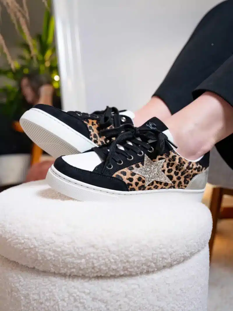 Baskets basses noires femme avec imprimé léopard, étoile pailletée et semelle blanche | Lila & Zoé